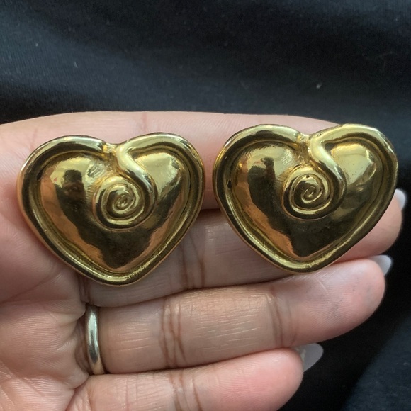 Vintage Gold Heart Clip on Earrings - Picture 2 of 3